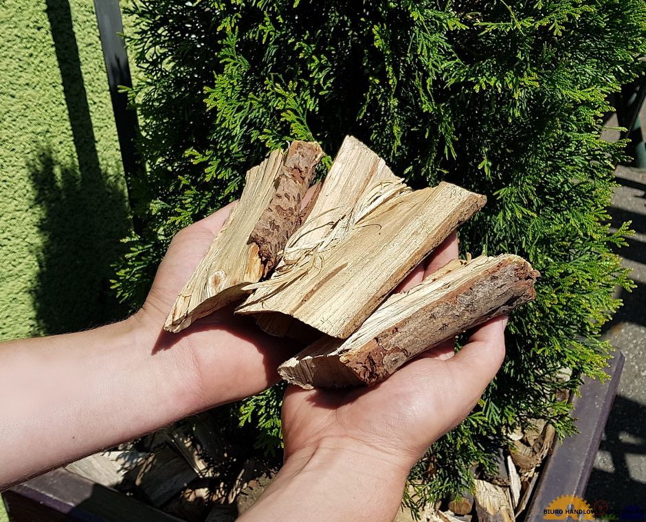 Rębak gałęzi i drewna PIRBA - na wlocie Ø 10 cm, zrębek na wyjściu ~17 cm.